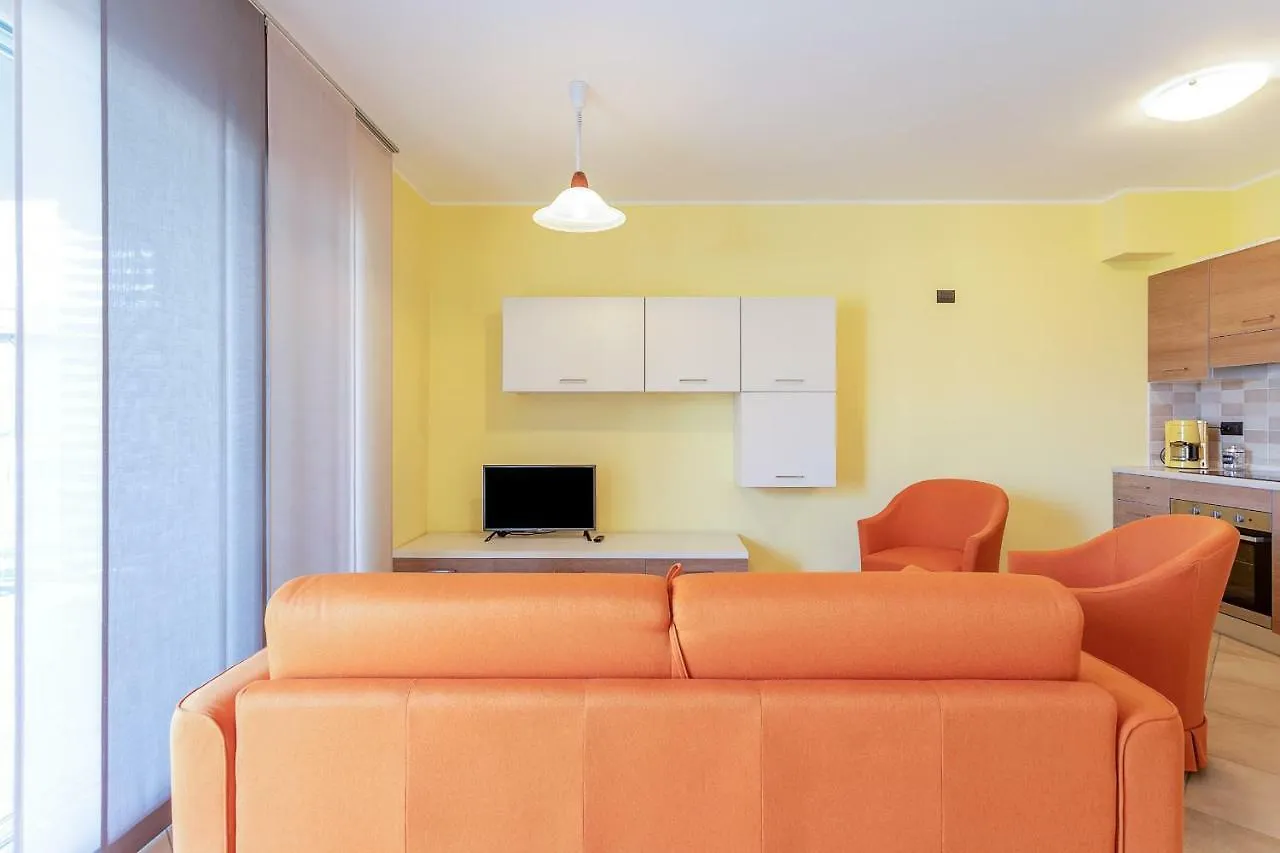 Yellow Lake View Apartment Gera Lario