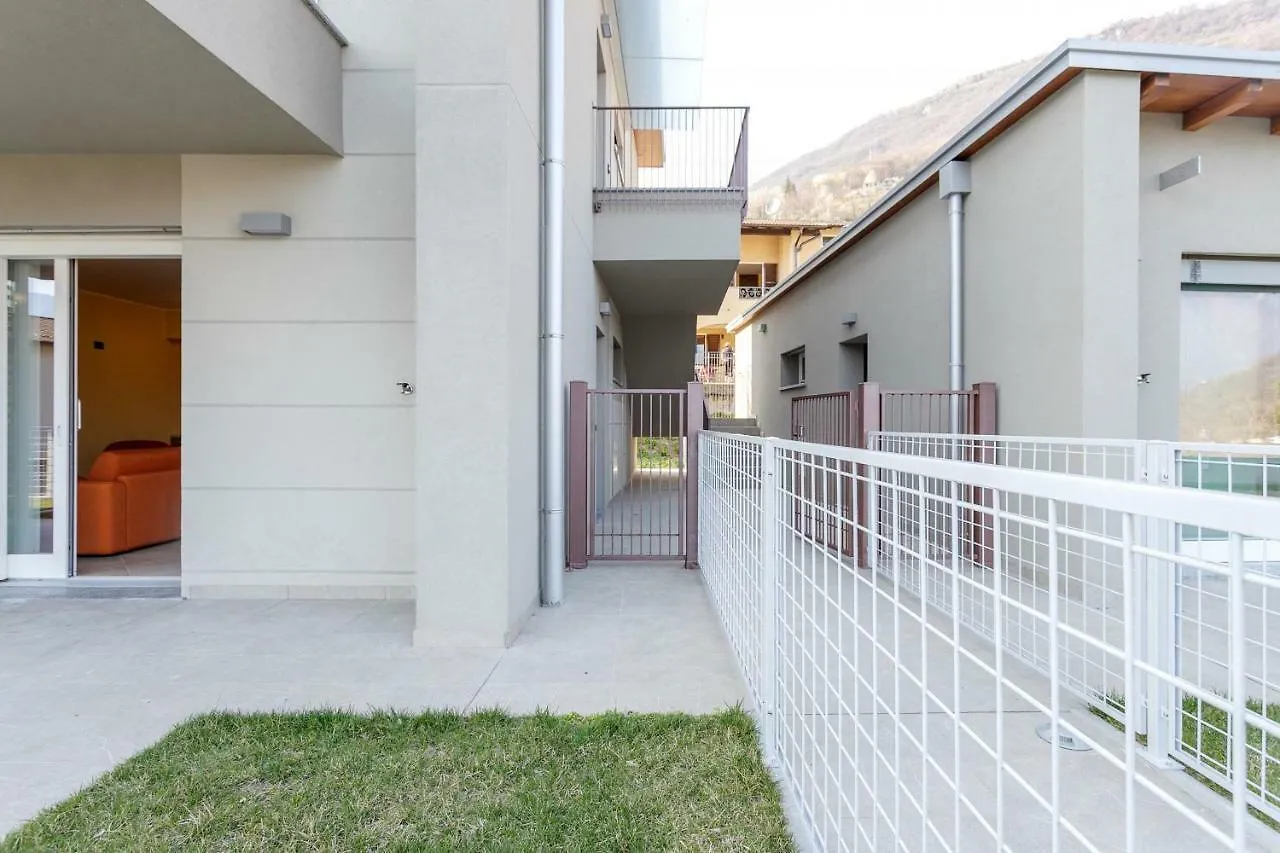 Yellow Lake View Apartment Gera Lario 0*,  Italy