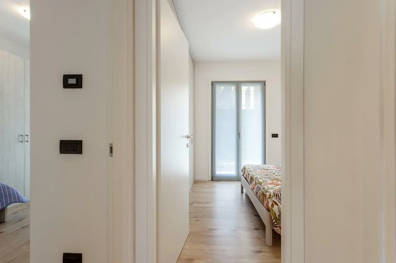 Yellow Lake View Apartment Gera Lario Italy