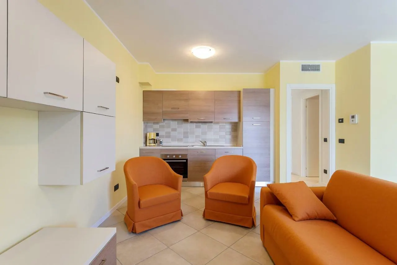 Yellow Lake View Apartment Gera Lario
