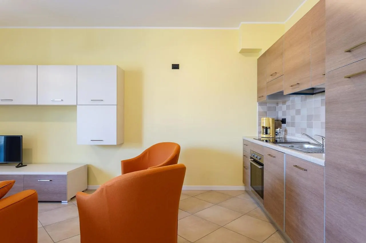 Yellow Lake View Apartment Gera Lario Italy