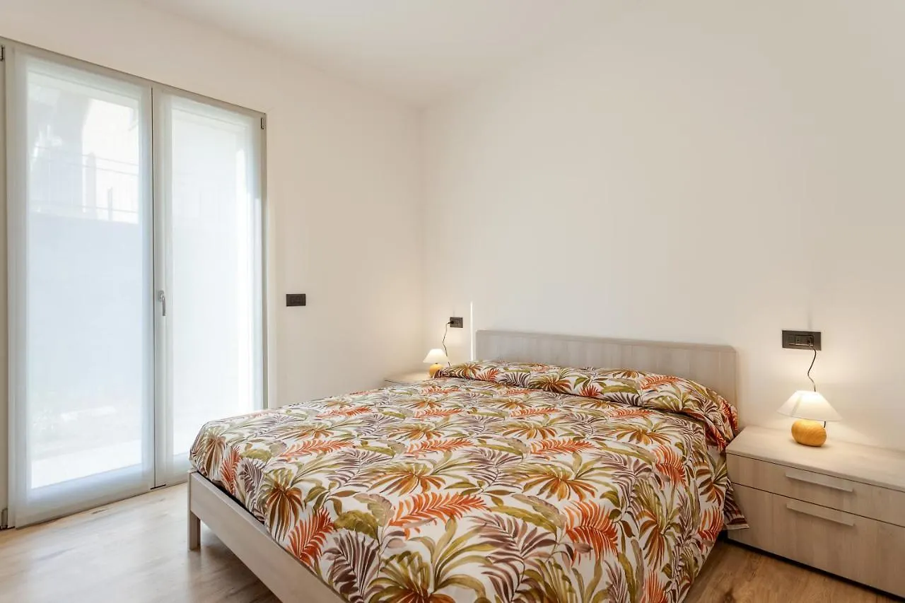 Yellow Lake View Apartment Gera Lario