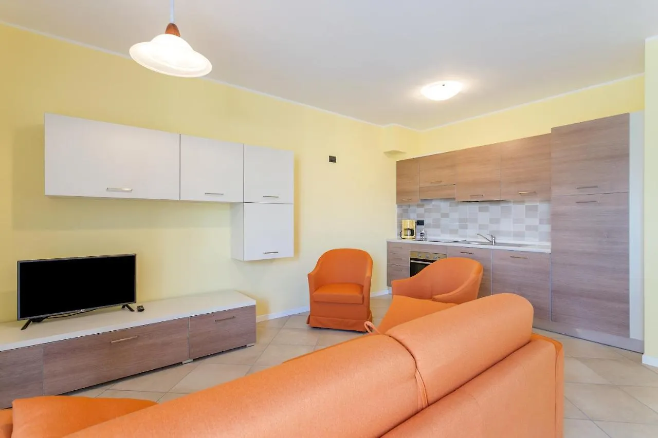 Yellow Lake View Apartment Gera Lario Italy